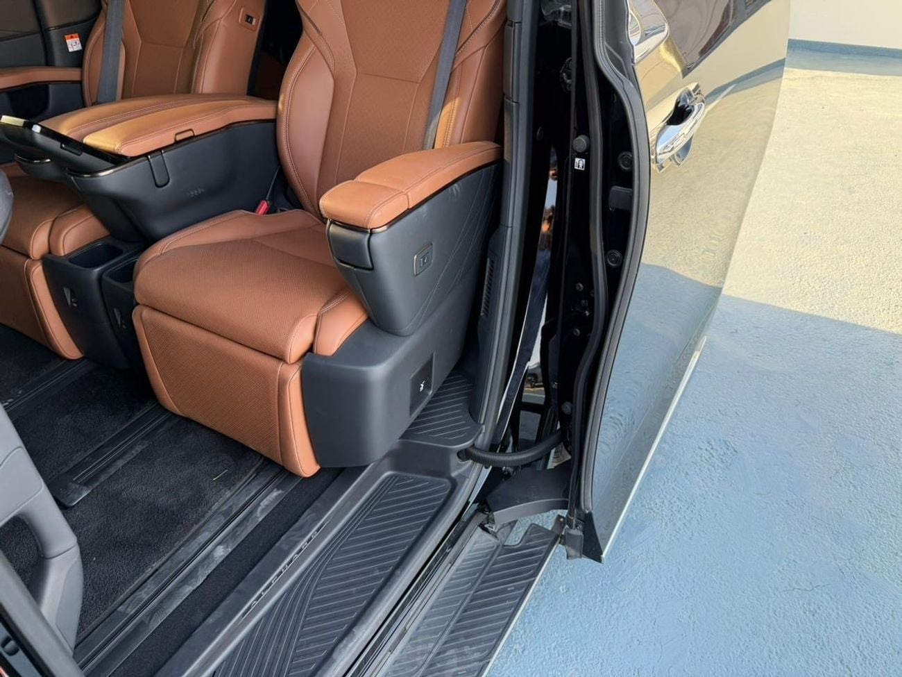 Toyota Alphard 2.5 Petrol / HYBRID / Model 2025