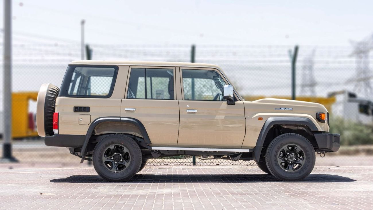 تويوتا لاند كروزر 70 HT VXR 2026 Toyota Land Cruiser LC76 4.0L AT Petrol (Mid Option) Beige