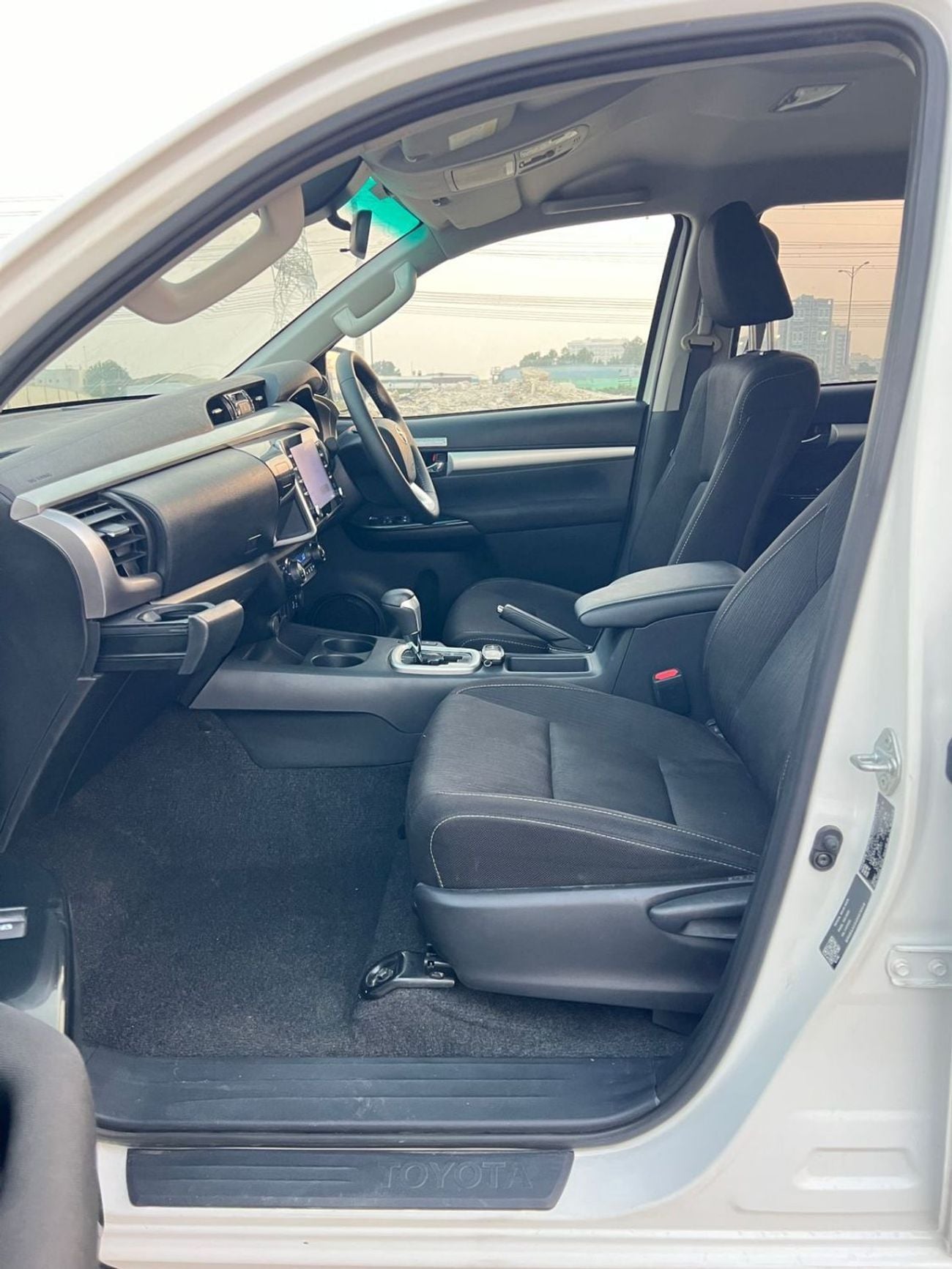 تويوتا هيلوكس SGLX DIESEL 2.8 LITER ,RHD ,PUSH START ,AUTO TRANSMISSION
