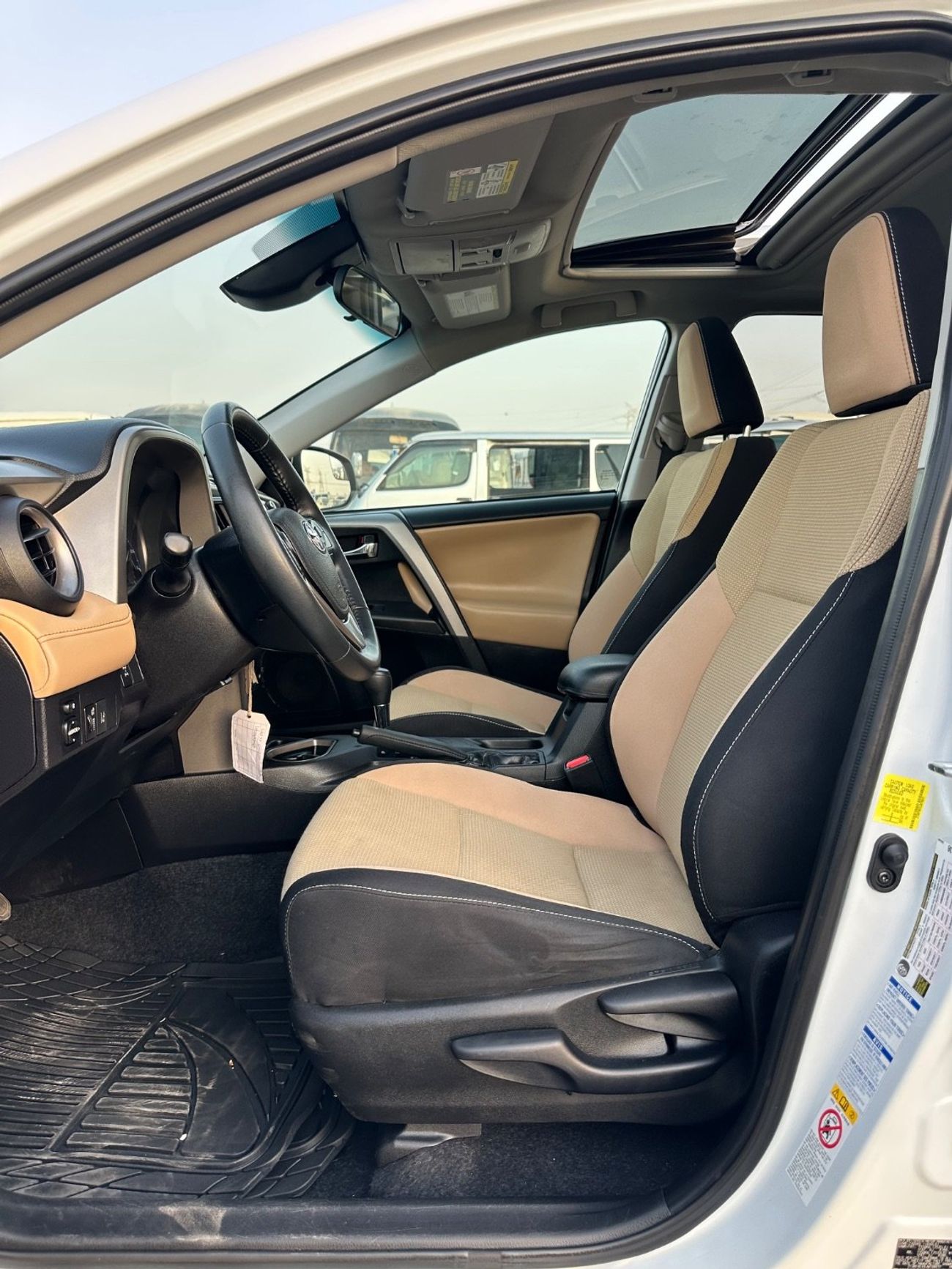 Toyota RAV4 XLE 4WD sunroof and Full Option