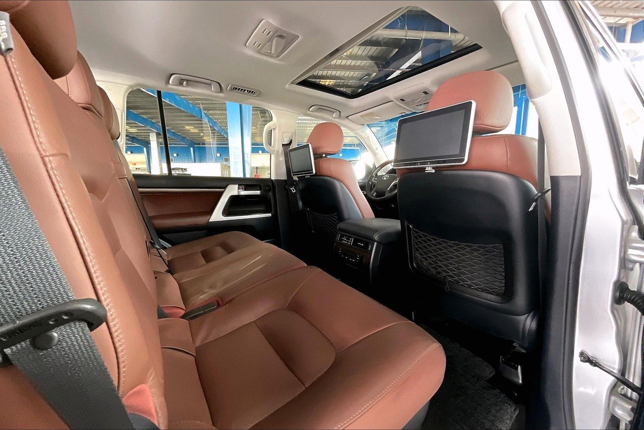 تويوتا لاند كروزر VXR | National Day Celebration | شامل الضمان | 0 ﺪﻔﻋﺓ ﺃﻮﻟﻯ