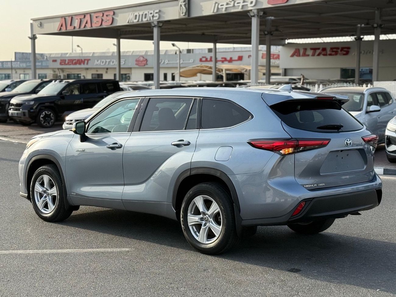 Toyota Highlander Hybrid leather seats,push start,blind spot