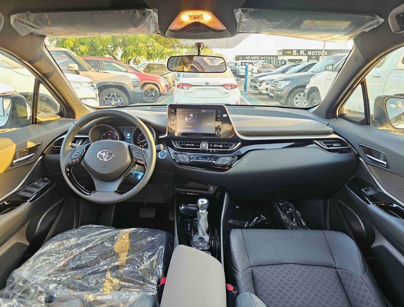 تويوتا CHR LUXURY / 1.8L HYBRID / DOUBLE TONE / PUSH START / LEATHER SEATS / FULL OPTION (CODE# 67991)