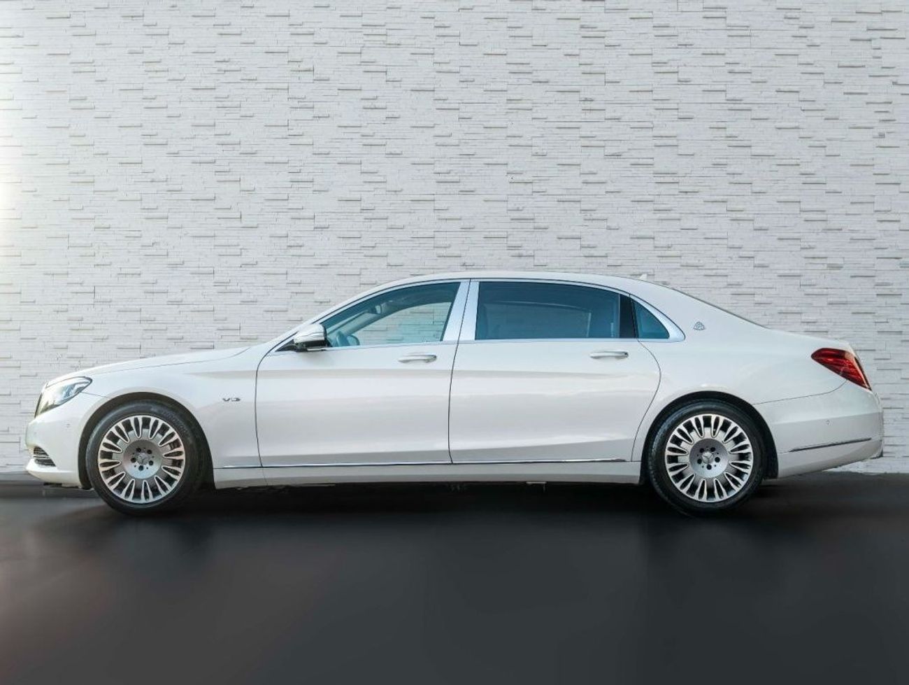Mercedes Maybach S600 Maybach CASH OFFER!! MAYBACH 600 • EXTREMELY LOW KMS • 6.0L TURBOCHARGED V12 • GCC SPEC • PRISTINE CONDITION