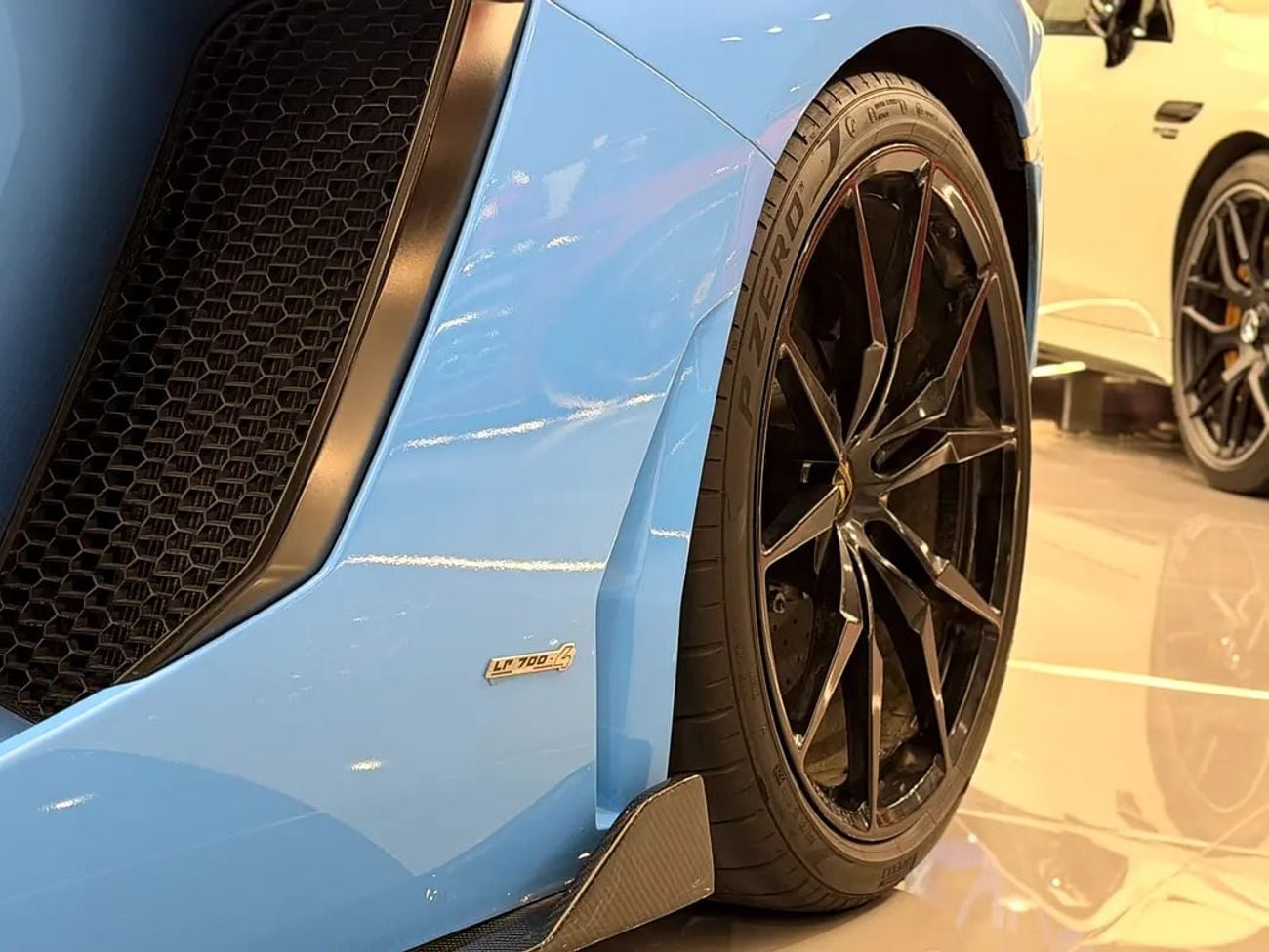لامبورغيني أفينتادور LP 700-4 GCC Specs