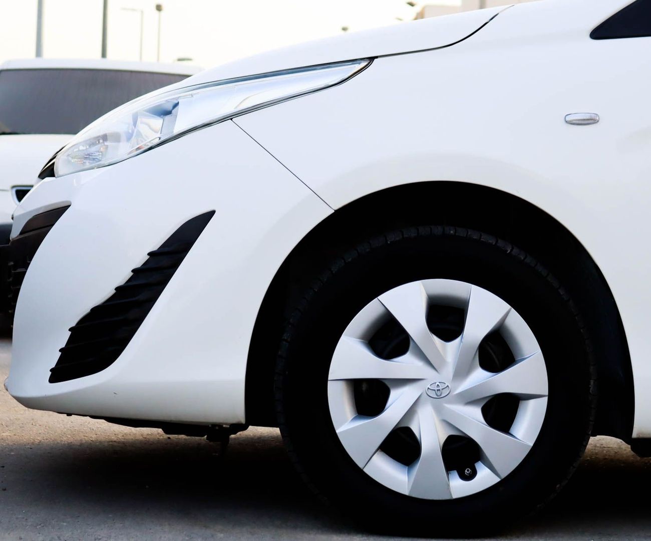 تويوتا يارس سيارة تويوتا ياريس SE (XP130) موديل 2019، هاتشباك بخمسة أبواب، محرك بنزين سعة 1.3 لتر، ناقل حركة أوت