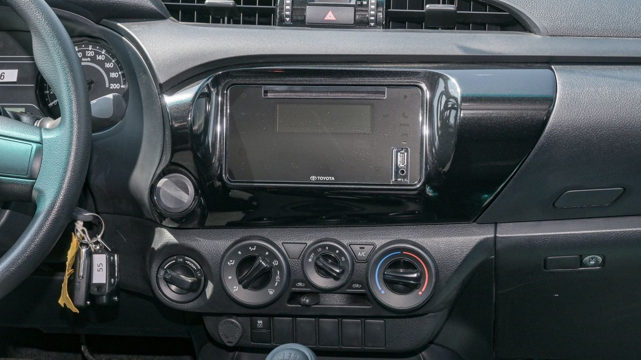 Toyota Hilux DLX. 2.4L Diesel 4WD