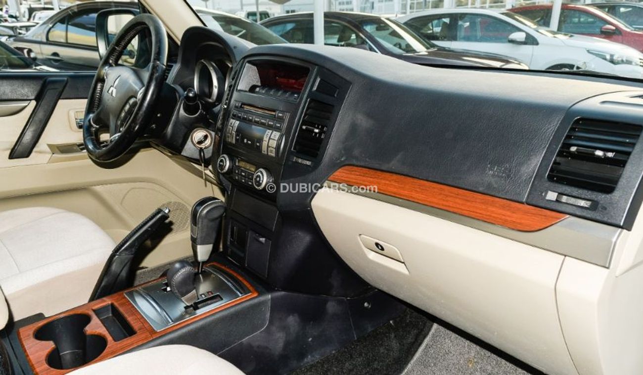 Mitsubishi Pajero Mitsubishi Bajero Model 2007 GCC  White coulour  very good condition1