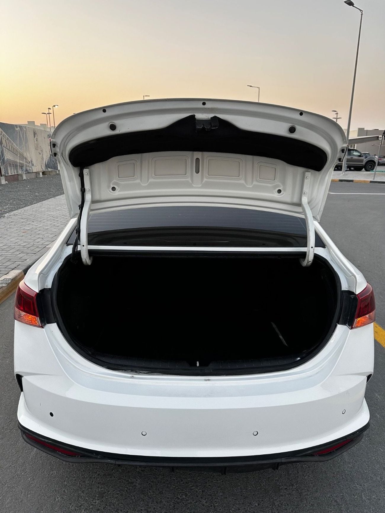 Hyundai Accent GL Hyundai Accent | 2021   4-cylinder — 1.6 engine  4-cylinder — 1.6 engine  Mileage: 85,000 km  New sh