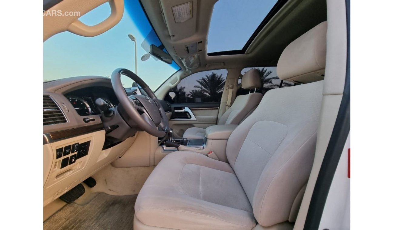 Toyota Land Cruiser Land Cruiser VXR 5.7 Sunroof Velvet Chairs 2019 GCC under warranty
