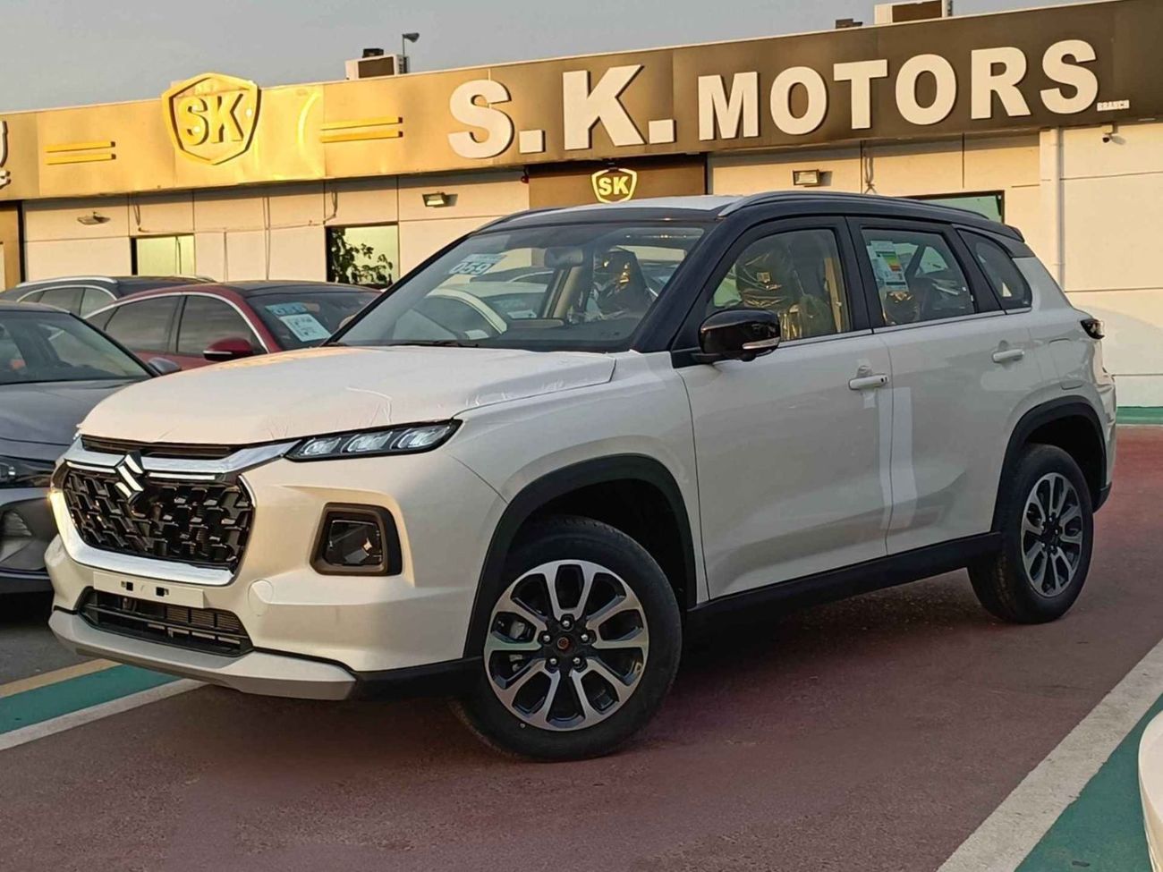 Suzuki Grand Vitara GLX / HYBRID / DOUBLE TONE / 1.5L V4 /  "9" DISPLAY / 360* CAMERA / HEADUP DISPLAY (CODE # GVHB4X2F)