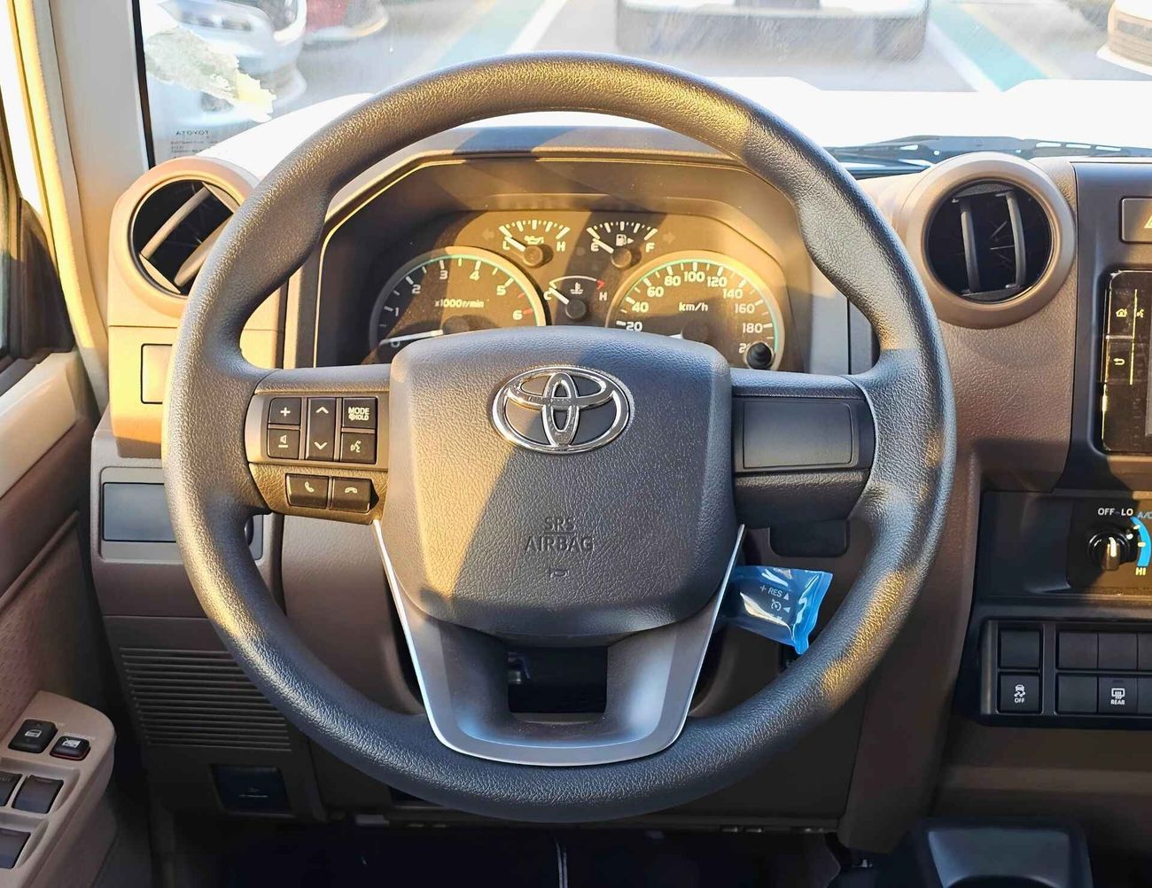 تويوتا لاند كروزر 70 LX LC76 / 4.0L V6 PETROL / M/T / DVD CAMERA / 5 DOOR BASIC / 4WD (CODE # 69034)