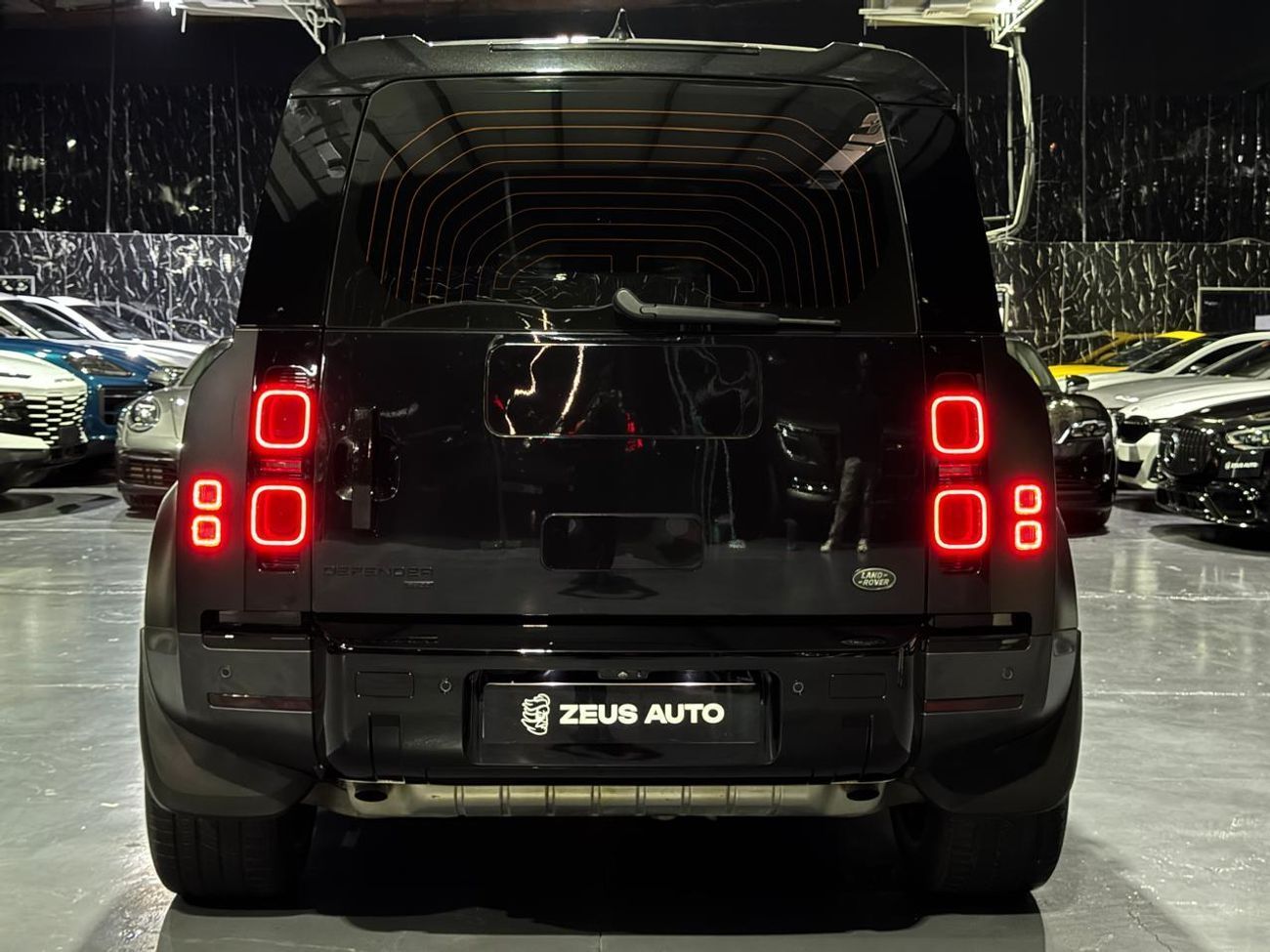 Land Rover Defender 110 SE P400 3.0L 2023 Land Rover Defender, 2028 Land Rover Defender Warranty + Service Pack, GCC