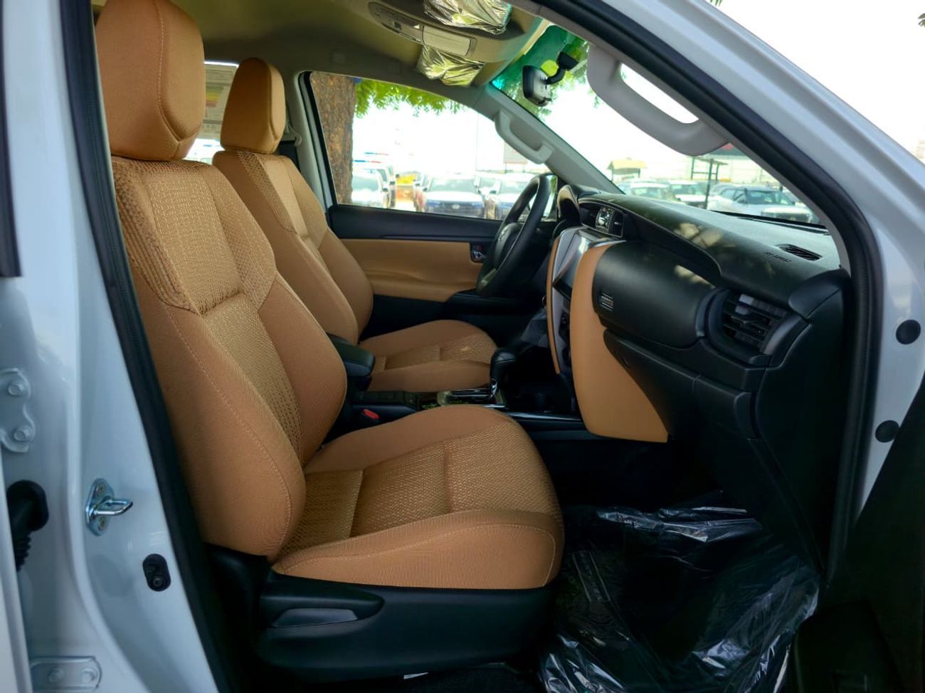 Toyota Fortuner TOYOTA FORTUNER PETROL 2.7 - MANUAL A.C - ALLOY WHEELS - 2025 MODEL - WHITE INSIDE BROWN - GCC SPECS