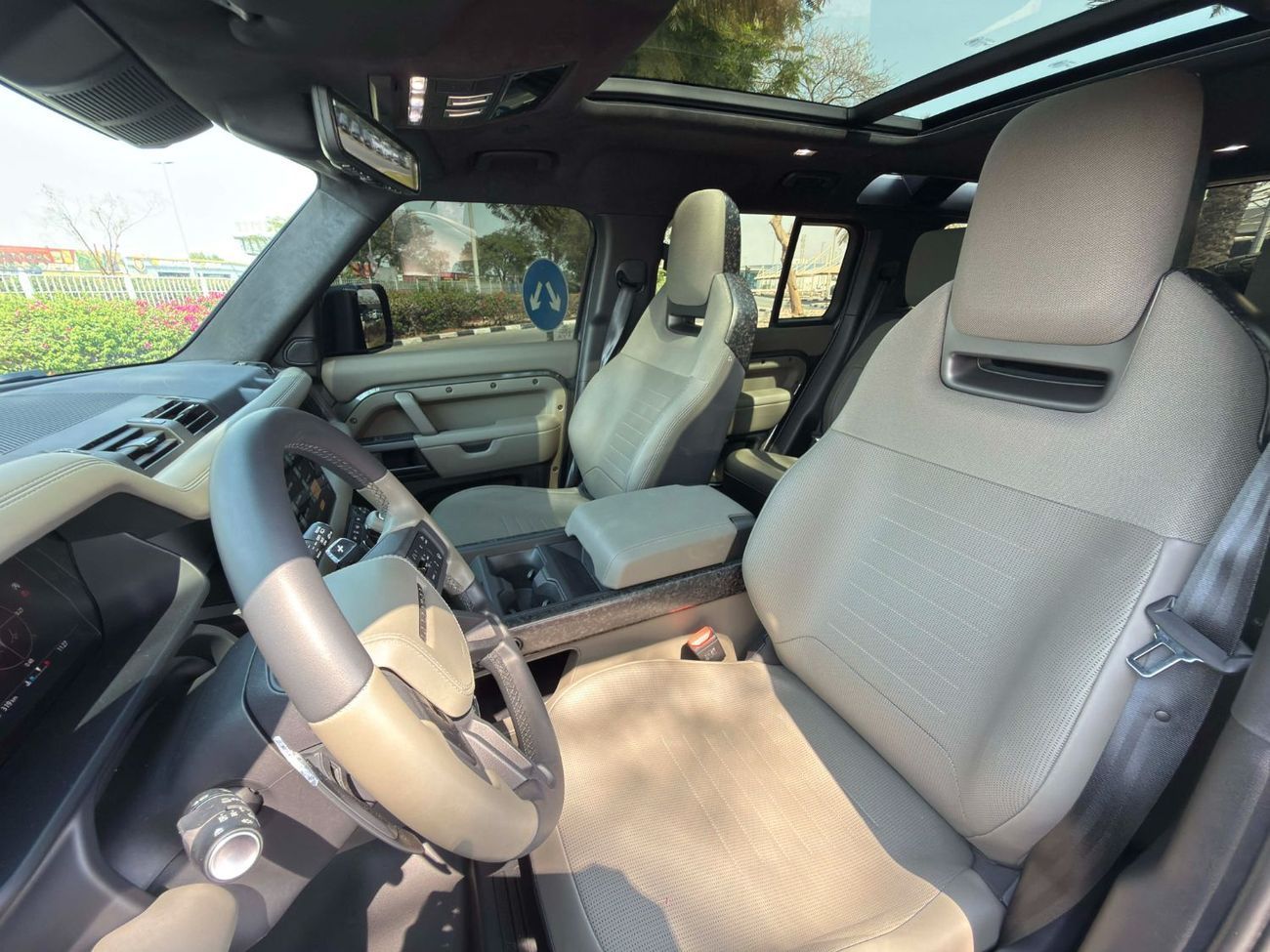 لاند روفر ديفندر 110 P635 OCTA V8