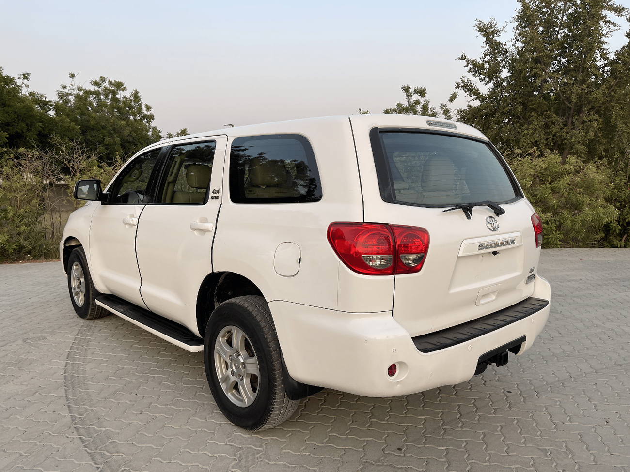Toyota Sequoia Limited Toyota Sequoia   MODEL 2012  V8     L5,7   Excellent Condition (GCC  _ SPEC) - VERY GOOD CON