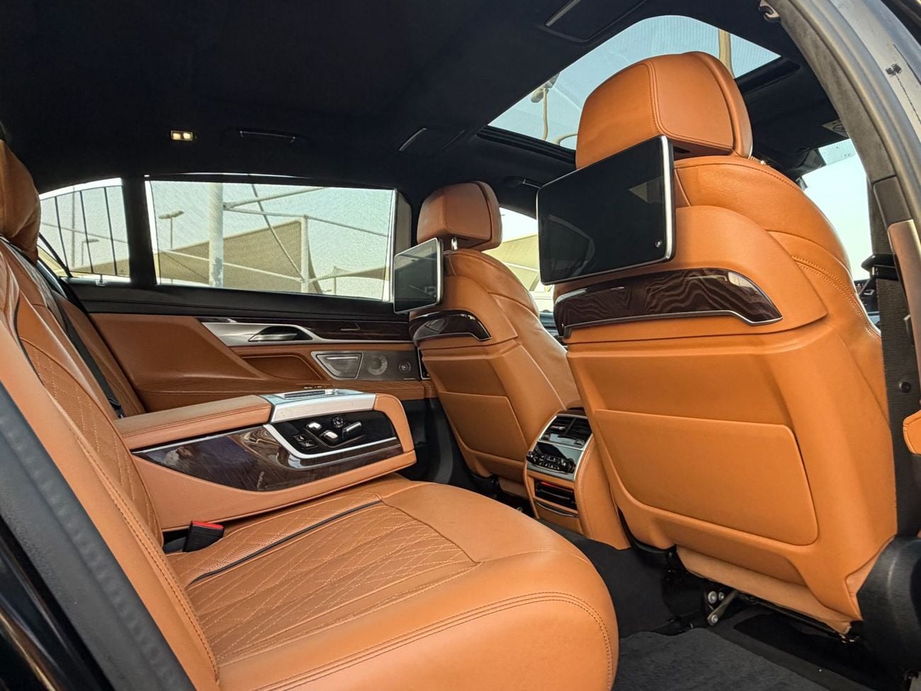 بي أم دبليو 750Li xDrive 4.4L (530 HP)