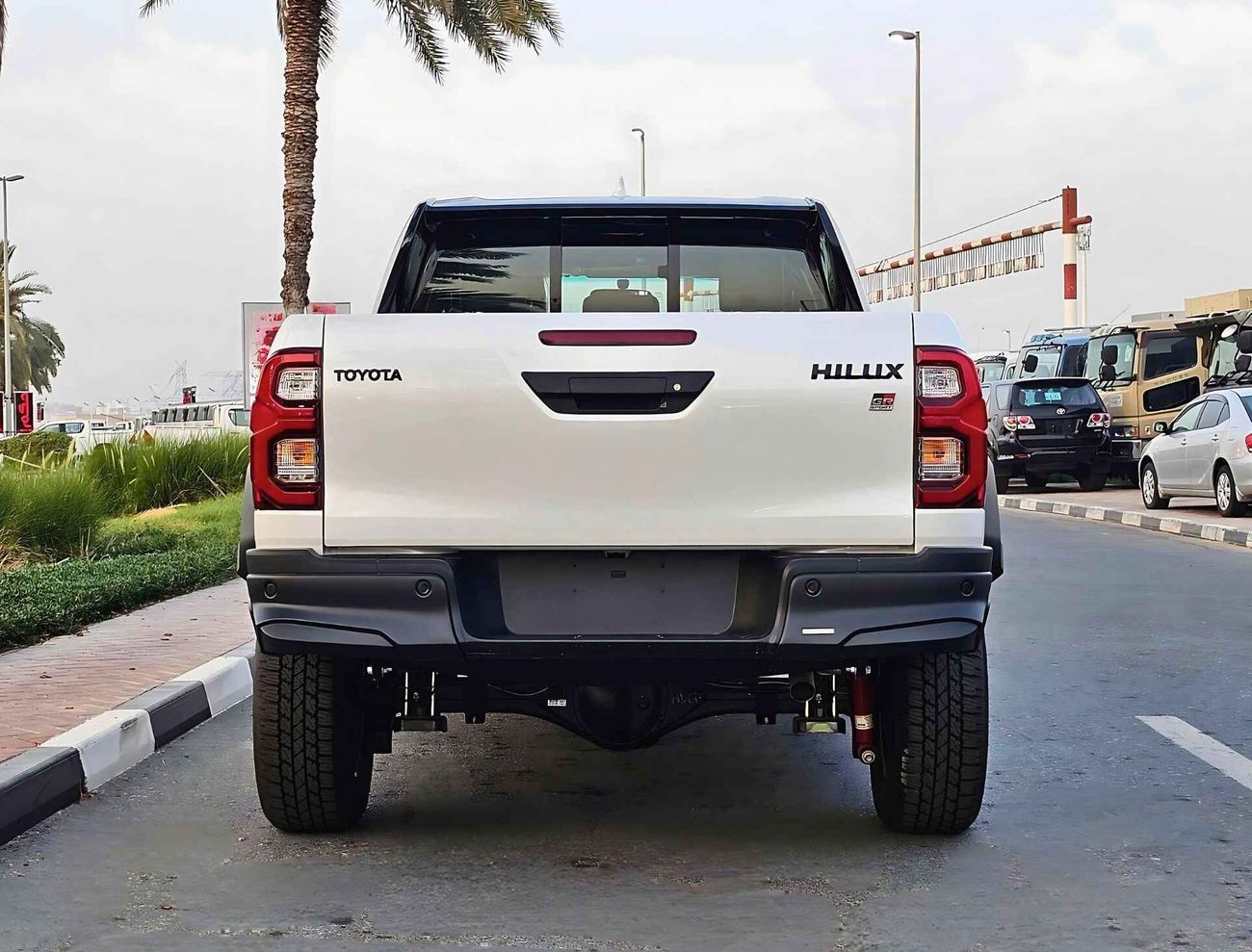 Toyota Hilux GR SPORT / 4.0L V6 / DRIVER POWER SEAT WITH ROLL BAR / "4" CAMERAS (CODE # HPGRV6AF)