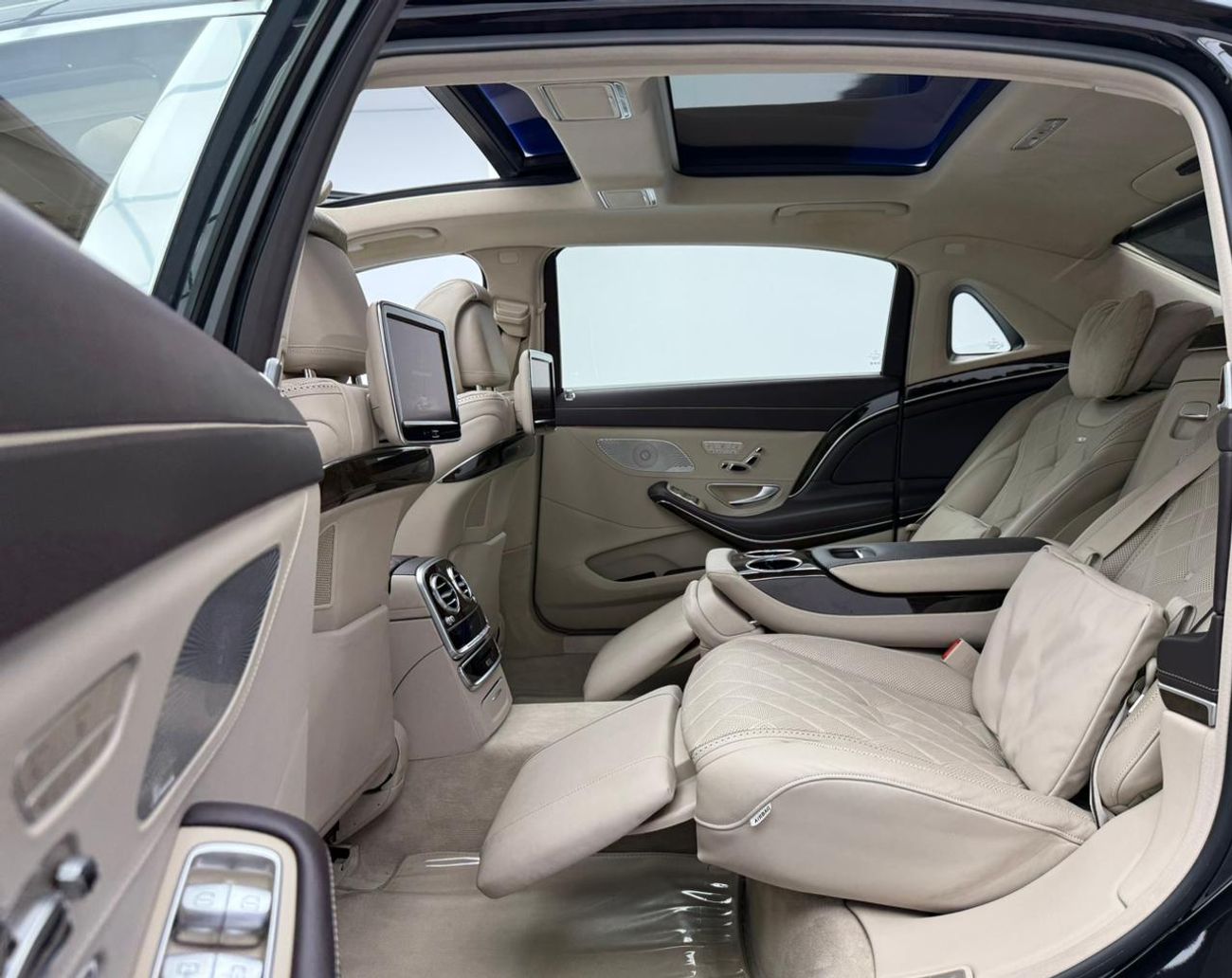 مرسيدس مايباخ s600 مايباخ 2016 Mercedes Maybach S600, Service History, Fully Loaded, Excellent Condition, GCC
