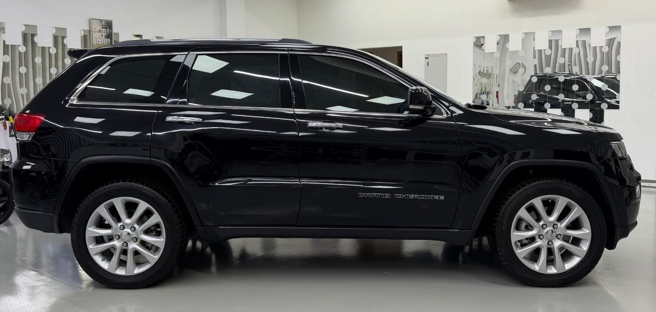 Jeep Grand Cherokee LIMITED GCC .. FSH .. Original paint .. V6 .. Perfect Condition