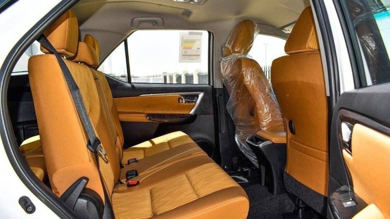 تويوتا فورتونر 2025 Toyota Fortuner 4.0L Petrol AT (White-Beige)