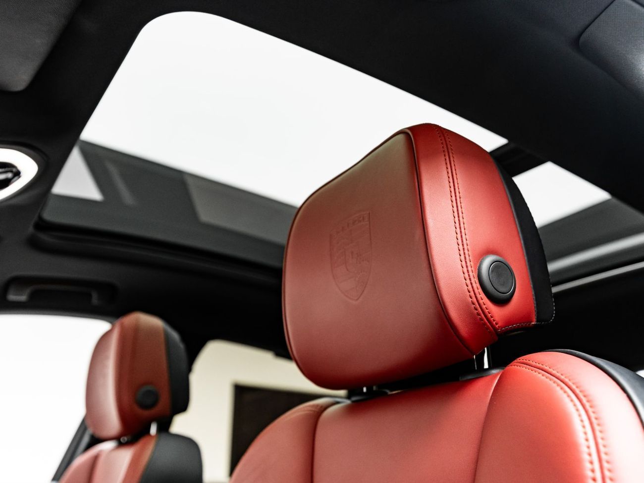 Porsche Macan Std 2.0L (260 HP) 2018 Porsche Macan, 1 Year Blackline Warranty, Full Service History, GCC