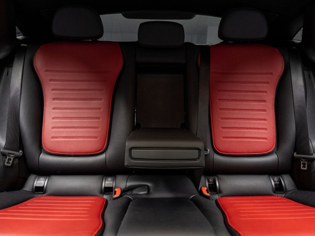 Mercedes Benz GLC200 PREMIUM PLUS BUY NOW, PAY 2027 | THE BLACKLINE STANDARD | Mercedes Warranty + Service Contract, GCC