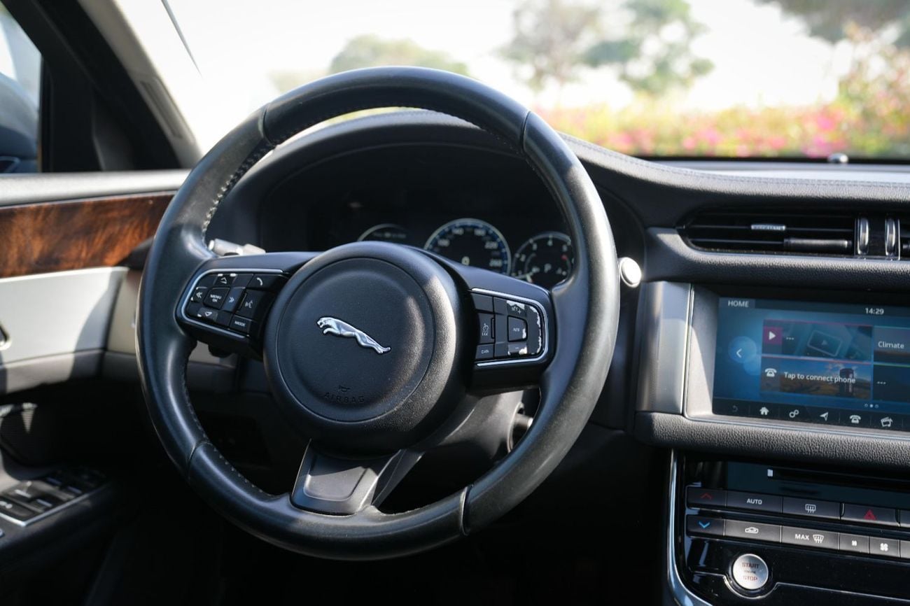 Jaguar XF 25T 2017!! GCC SPECS