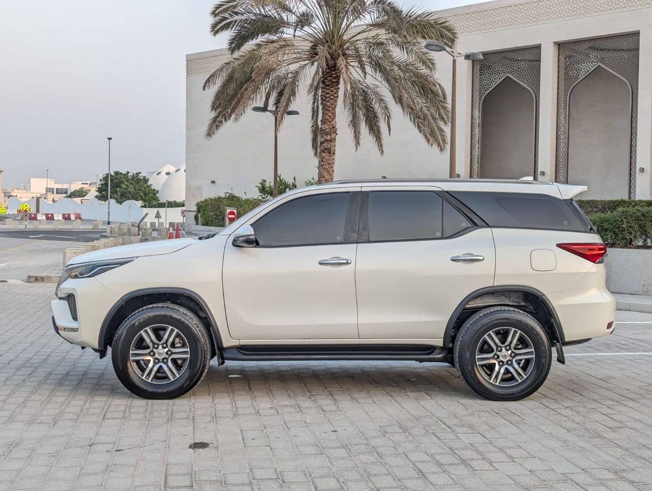تويوتا فورتونر Toyota Fortuner 2021 white colour LHD Gcc specs 4x4 Petro engine