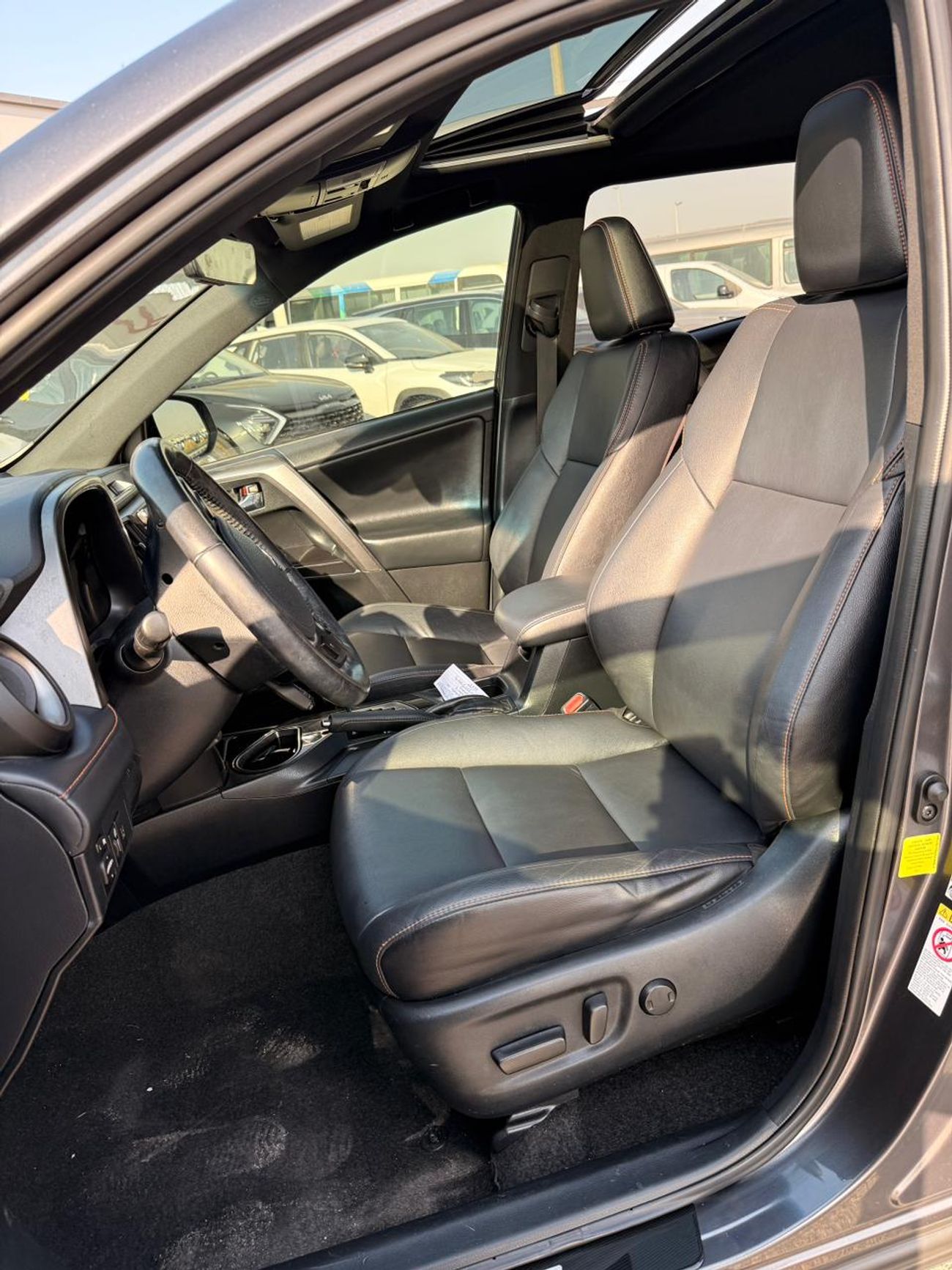 تويوتا راف ٤ SE 2.5 L | sunroof | push start | leather full option