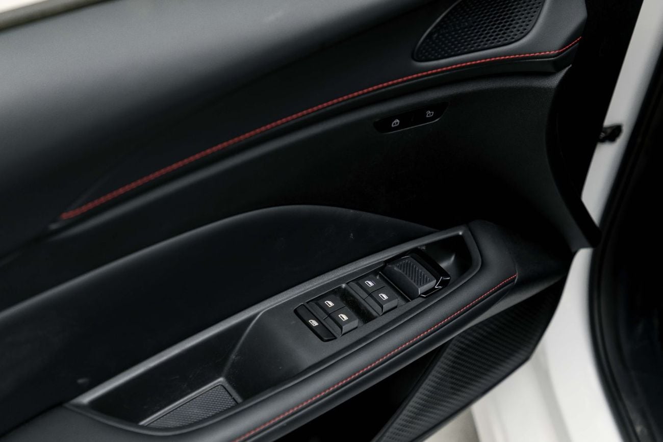 MG 5 LUXURY 1.5L - WHITE INSIDE BLACK | EXPORT ONLY