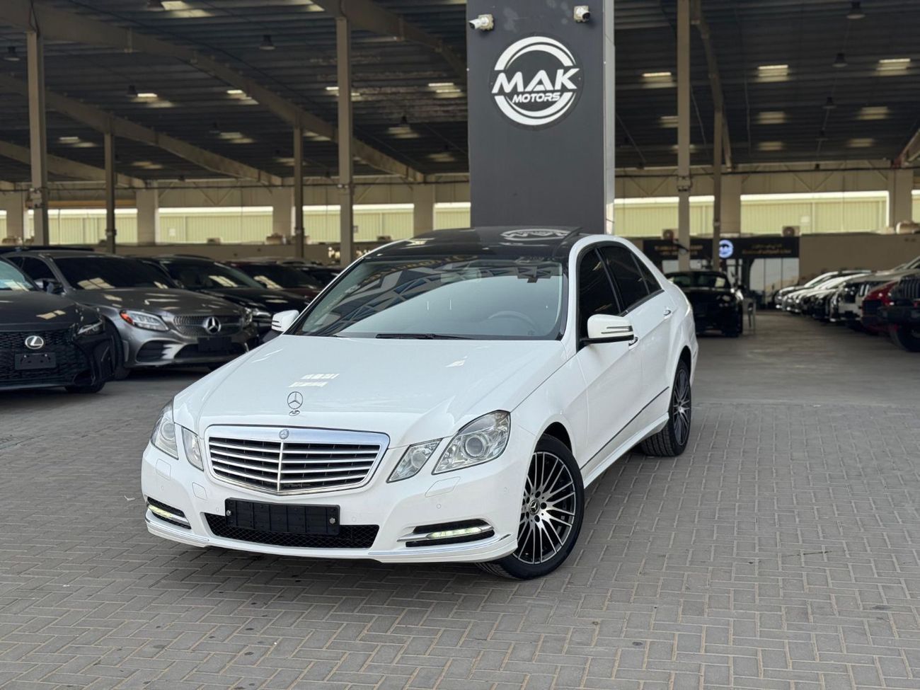 Mercedes-Benz E300 3.0L V6 / FULL OPTION PANORAMIC SUNROOF / KEYLESS ENTRY / KEYLESS START / ENTERED IN SYRIA CUSTOMS F