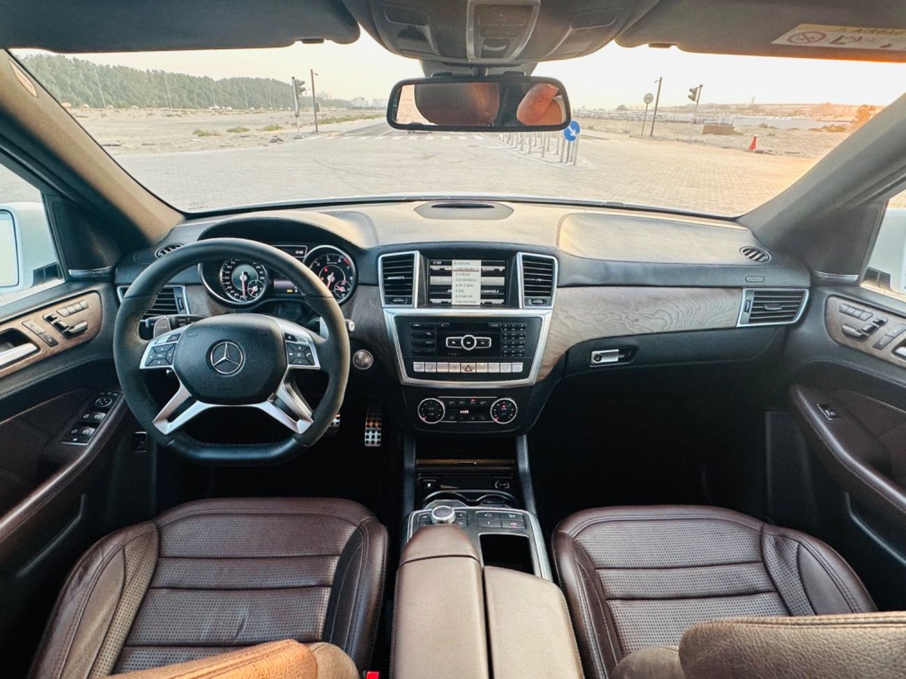 مرسيدس بنز ML 63 AMG موديل 2015 حاله ممتازه صبغ وكاله بالكامل فل مواصفات بانوراما وردار