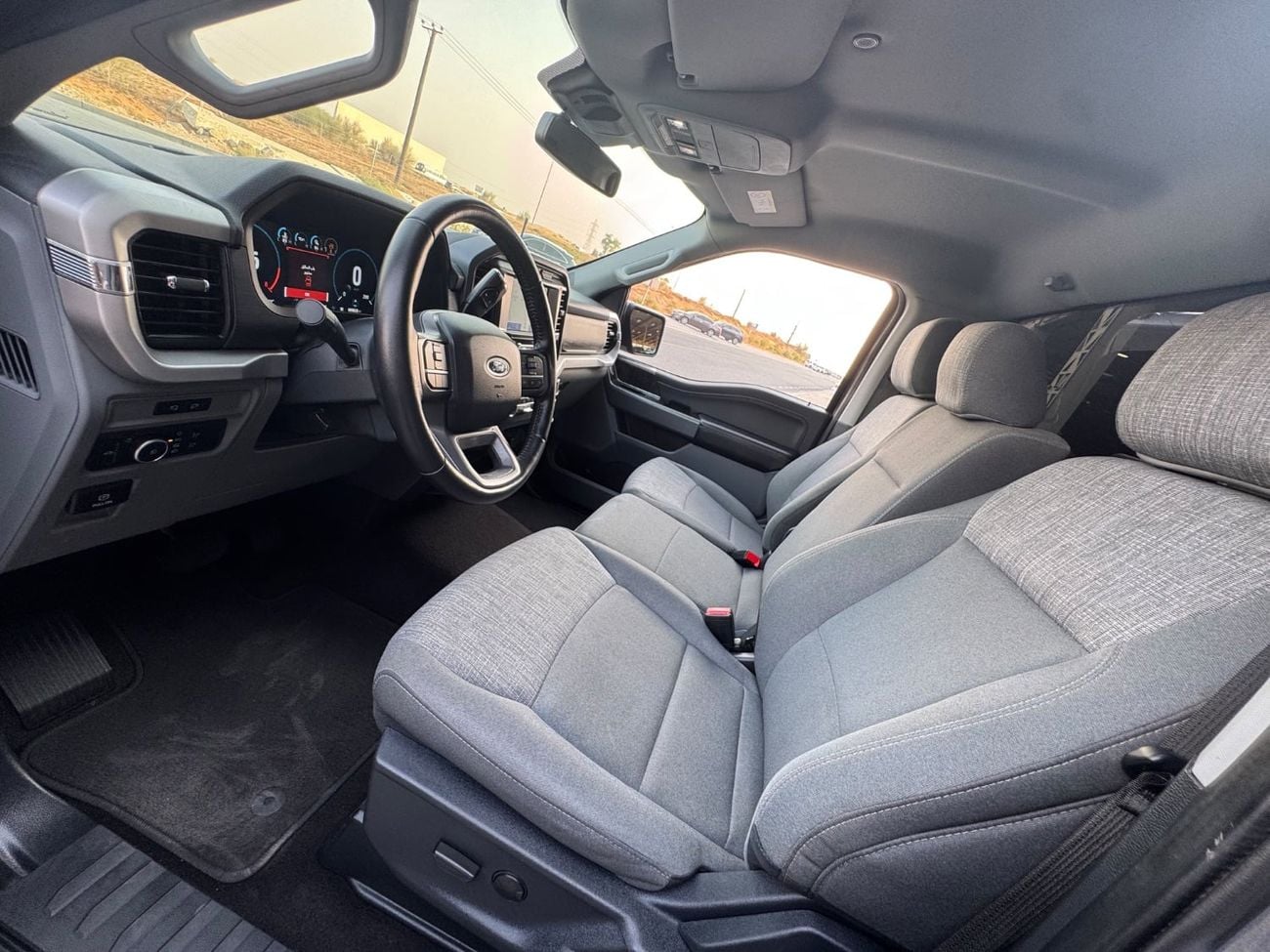 فورد F 150 XLT محرك V8 سعة 5.0 لتر / دفع رباعي / رادار / مساعد الطريق / لوحة عدادات إلكترونية / شاشة كبيرة