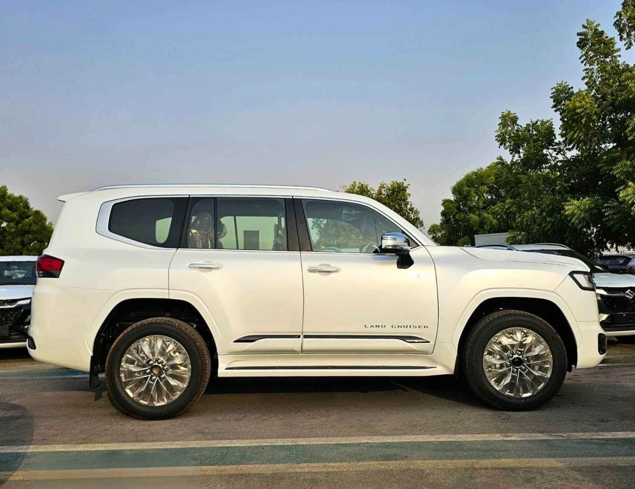 Toyota Land Cruiser VXR TWIN TURBO HYBRID || 3.5L PETROL V6 / RADAR / FULL OPTION (CODE# LC3HVXRH)