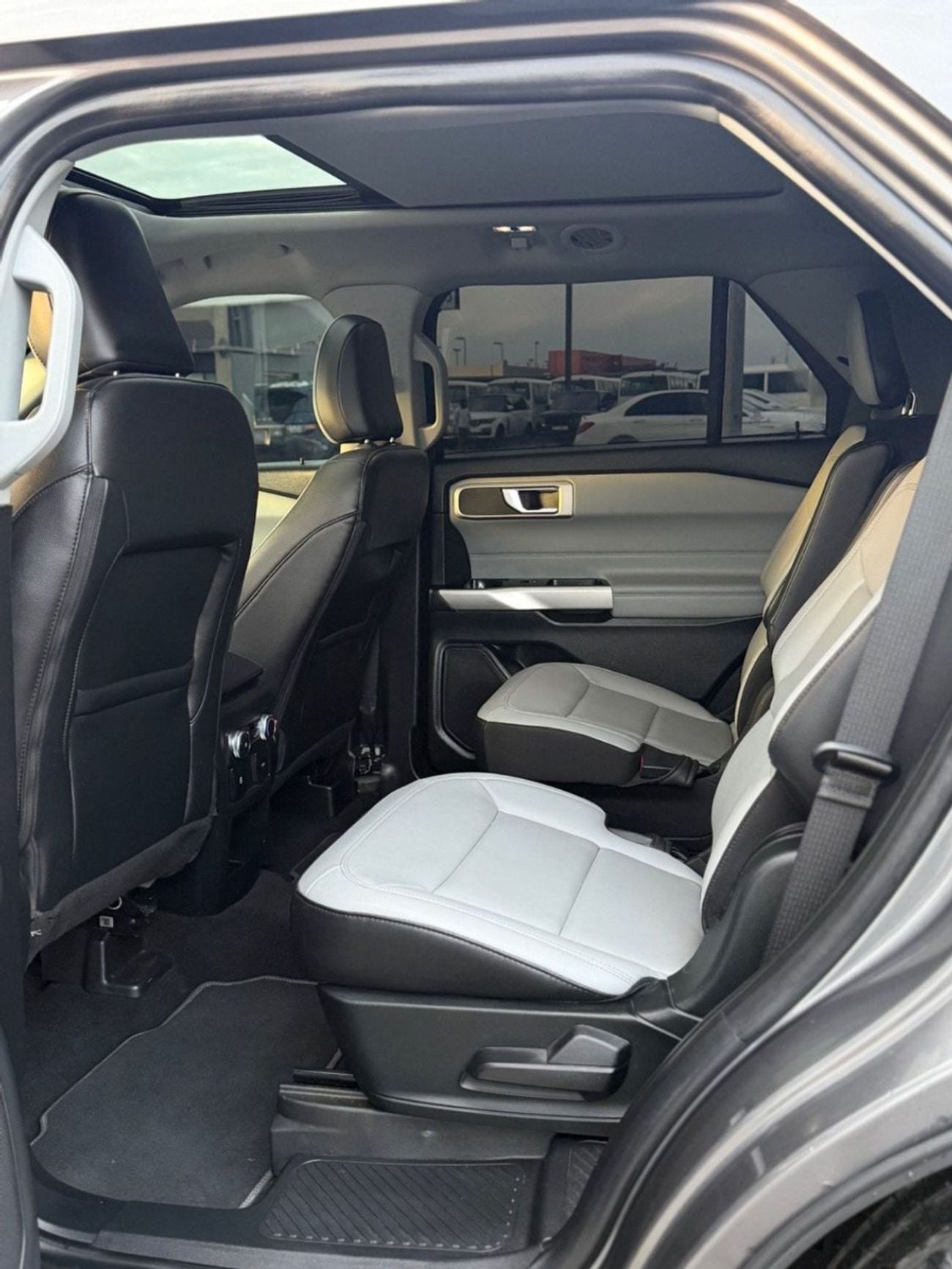 Ford Explorer XLT, fully loaded with panoramic