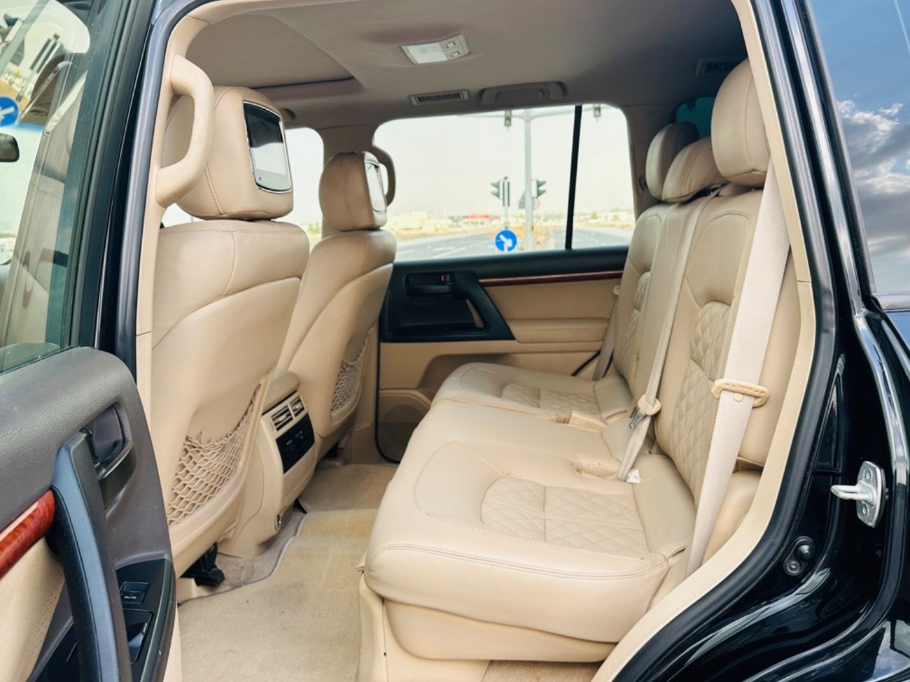 Toyota Land Cruiser GXR 4.0L (271 HP) 4WD MODEL 2015 GCC CAR PERFECT CONDITION INSIDE AND OUTSIDE FULL OPTION SUN ROOF