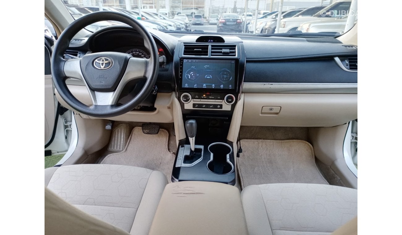 Toyota Camry 2012 GCC model, white color, beige interior, without accidents, rear camera control, Android screen,