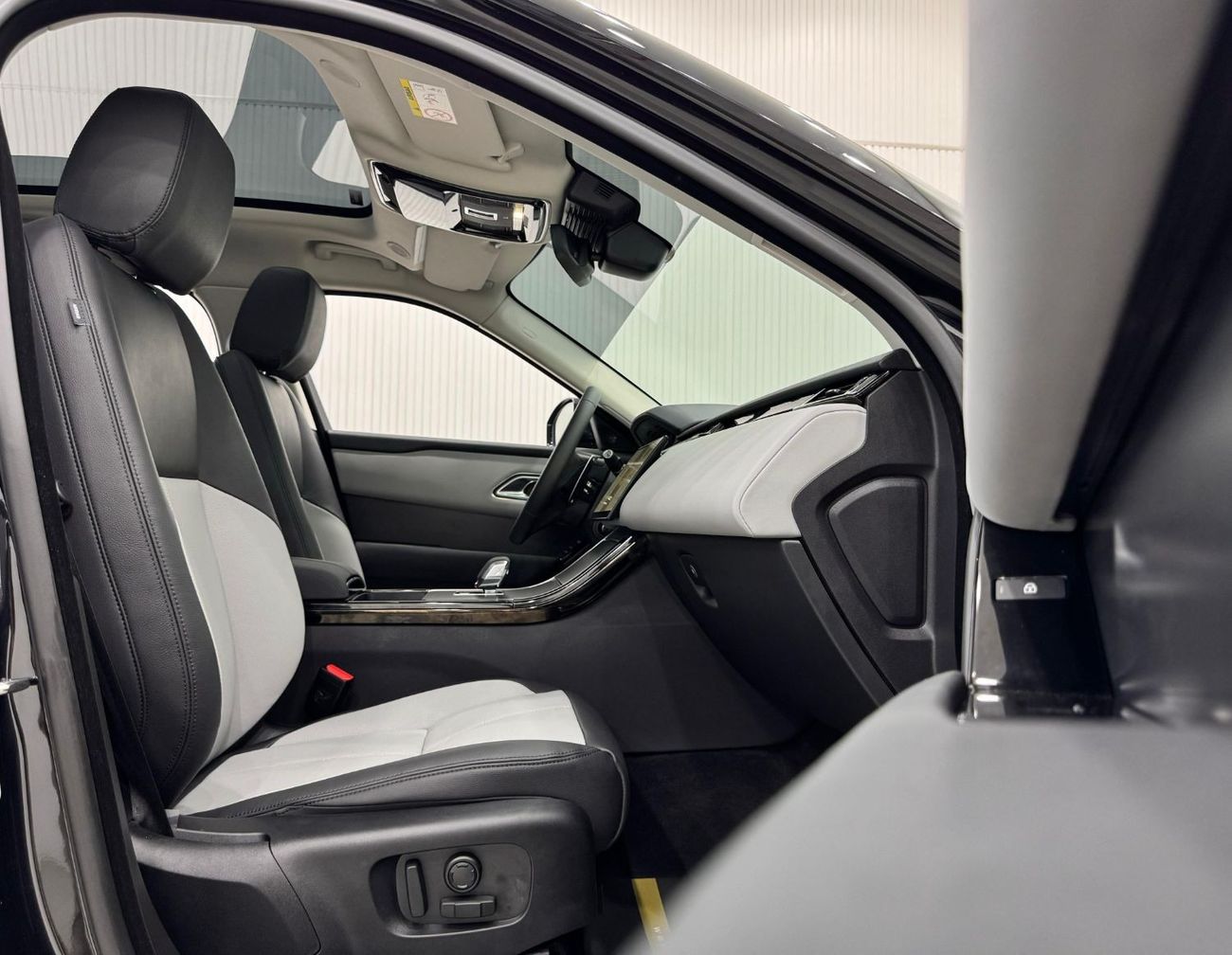 Land Rover Range Rover Velar 2025 Range Rover Velar SE Dynamic P250, 5 Years Agency Warranty + Service Package, Brand New, GCC