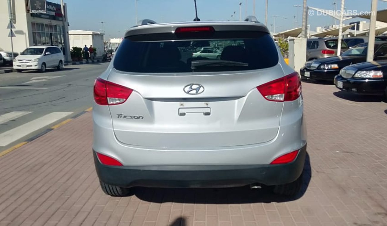 Hyundai Tucson SE  - extremely Clean car a must see
