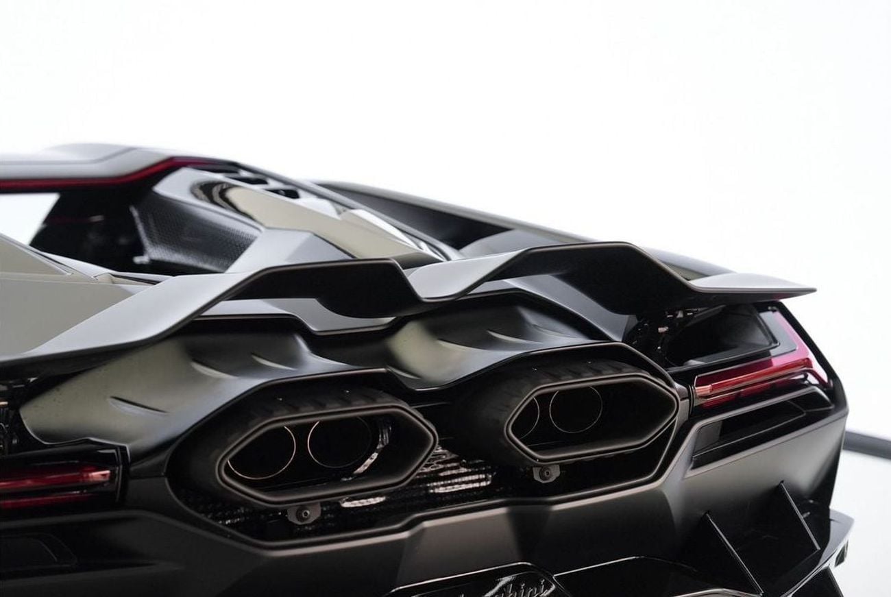 لامبورغيني ريفويلتو 6.5L V12 Hybrid