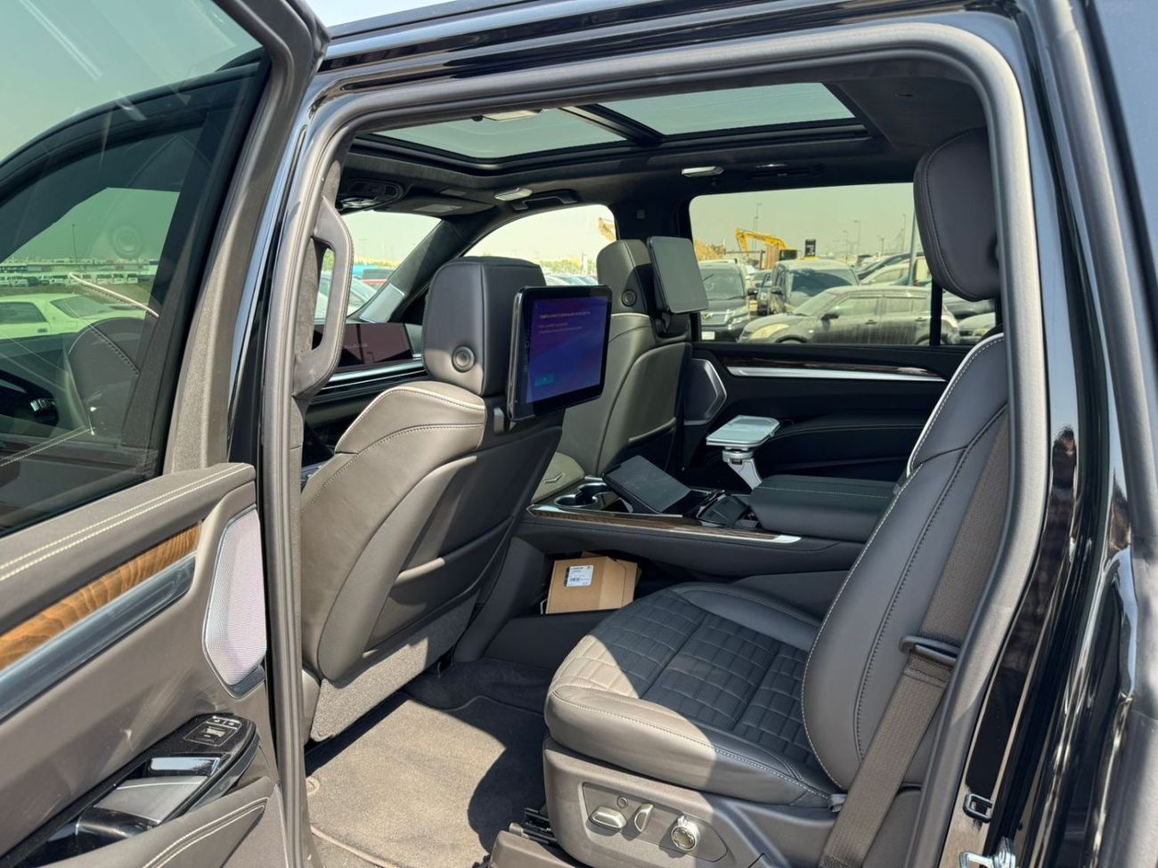 كاديلاك إسكالاد 2025 Cadillac Escalade 6.2L V8 ESV Sport Platinum Executive Canadian Spec
