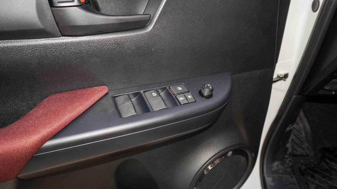 Toyota Hilux DLX 2.7L 4WD A/T