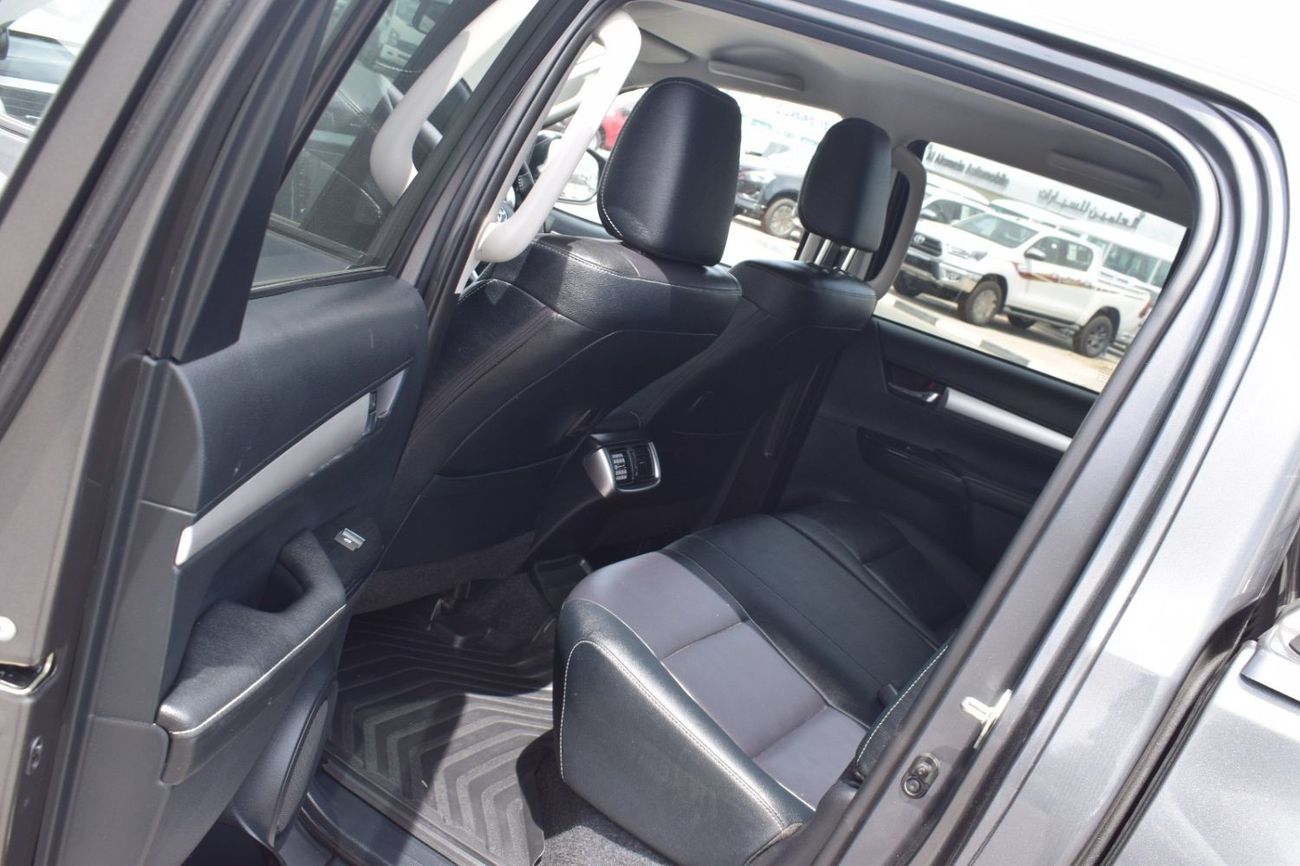 تويوتا هيلوكس SR5 2.8L Diesel A/T 4x4