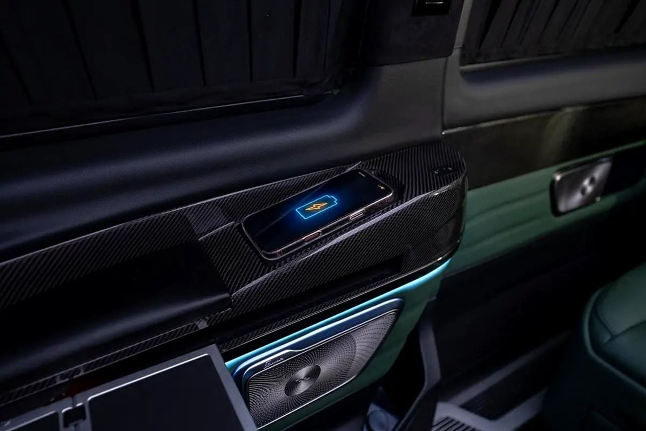 Mercedes-Benz V 300 ARRIVAL MODEL VVIP MERCEDES GCC V300 with ADDITIONAL REAR AC - 2 Years Warranty by VLINE