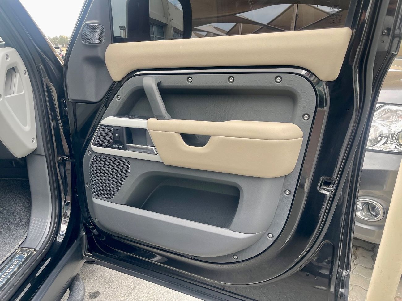 لاند روفر ديفندر P300 110 SE 2.0L (7 Seater)