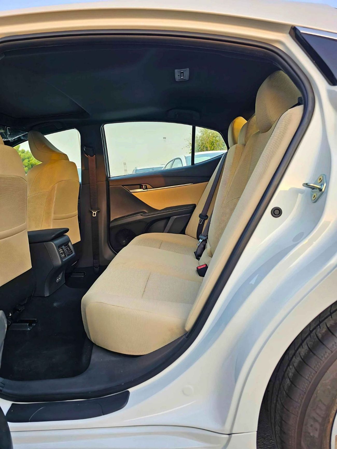 Toyota Camry LE HYBRID / 2.5L PETROL / SUNROOF / MID OPTION / FABRIC SEAT / CODE # LE