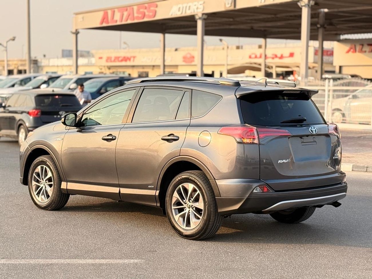 Toyota RAV4 Hybrid XLE 2.5L full option