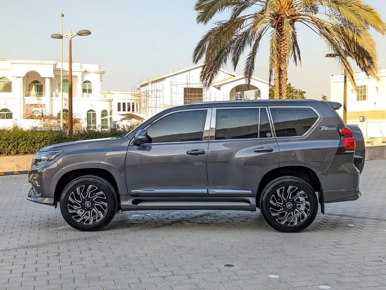 Toyota Prado TX-L FACELIFTED WITH INTERIOR AND EXTERIOR V4 2.7L GCC IN EXCELLENT CONDITION
