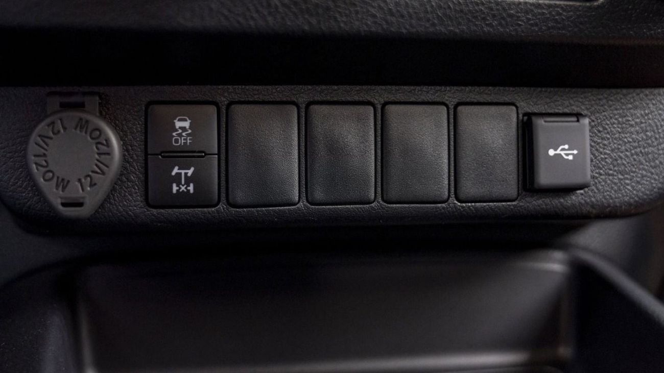 تويوتا هيلوكس (LHD) TOYOTA HILUX DC COMFORT PLUS 2.4D MT 4X4 MY2024 - WHITE